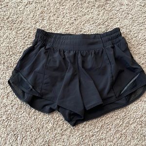 Black Lululemon hotty hot shorts LR 2.5” size 4